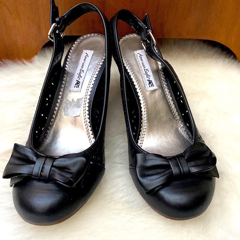 🆕 America Eagle bow front wedge sandals in size 7W